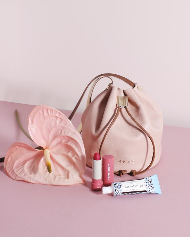 Encuire + Laconicum. Las dos marcas se han unido para crear un pack irresistible que incluye el icónico bolso “Noe” de Encuire y dos de los productos fetiche de Laconicum: la crema de manos Benamôr y el labial Albus &amp; Flora. (Precio: 99 euros / disponible hasta el 20 de mayo)