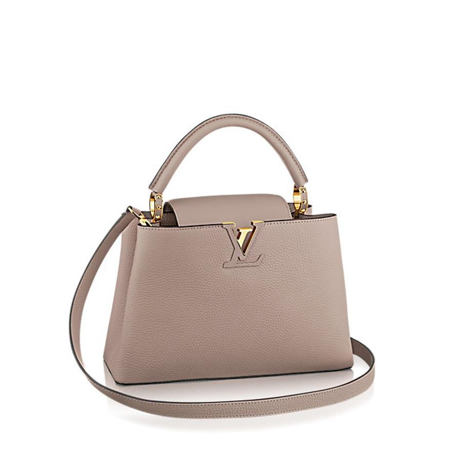 Louis Vuitton. Modelo Capucines PM en color Galet, incorpora una bandolera larga desmontable para un uso informal al hombro o cruzado. (Precio: 3.500 euros)