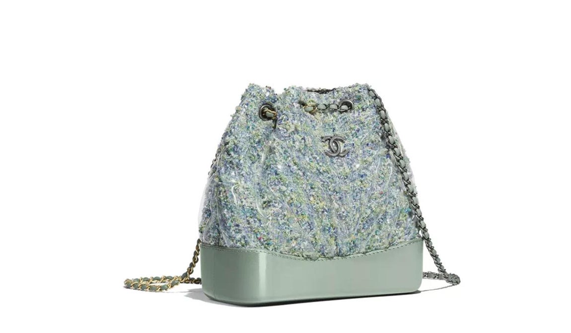 Chanel. Modelo Gabrielle en tweed, PVC y piel efecto charol. (Precio: 3.300 euros)