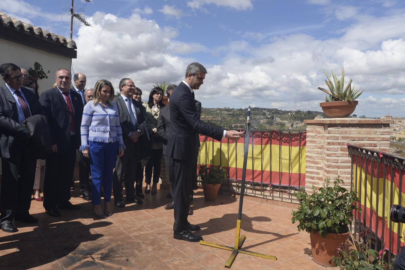 Álvaro Gutiérrez, disparando el cohete. 