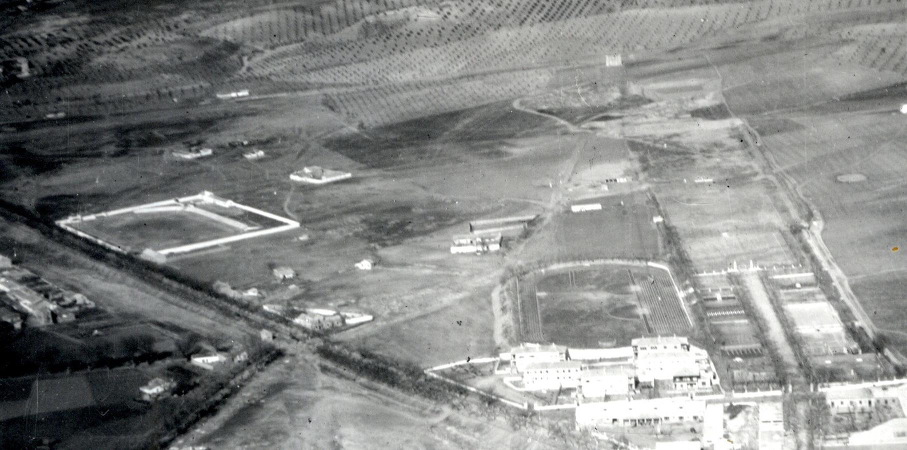 Vista de las pistas deportivas de la Escuela de Gimnasia en 1945. A la izquierda, el Estadio de Palomarejos con su blanco vallado. 