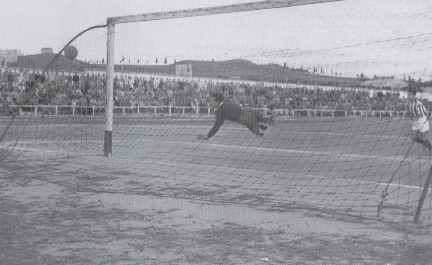 Partido en el Estadio de Palomarejos en la temporada 1952-1953. Foto Col. Luis Cardeña Gálvez. www.eltoledo.com. 