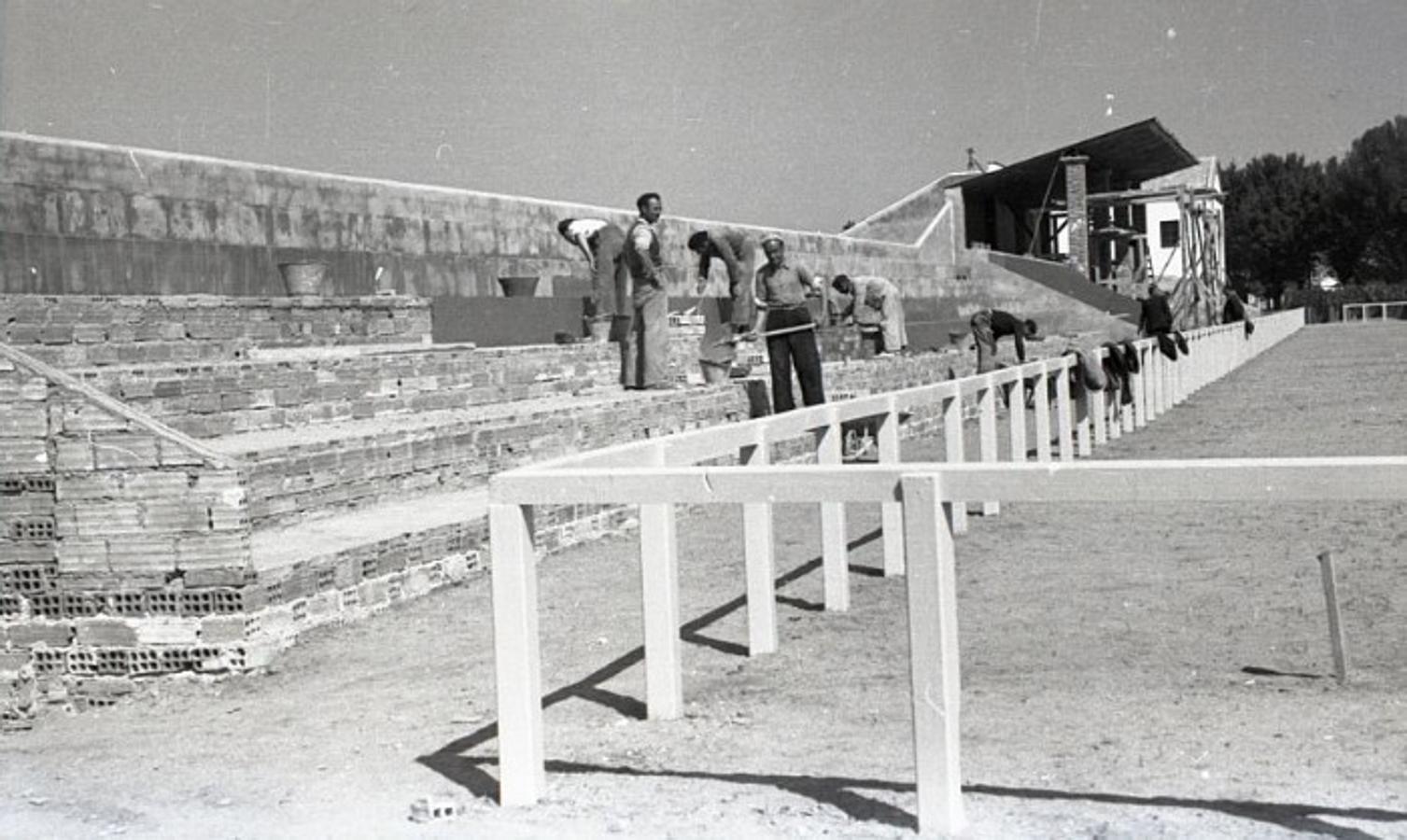 Obras de construcción del estadio Carlos III en la Fábrica de Armas en 1950. Foto. Archivo Municipal de Toledo. FA. 