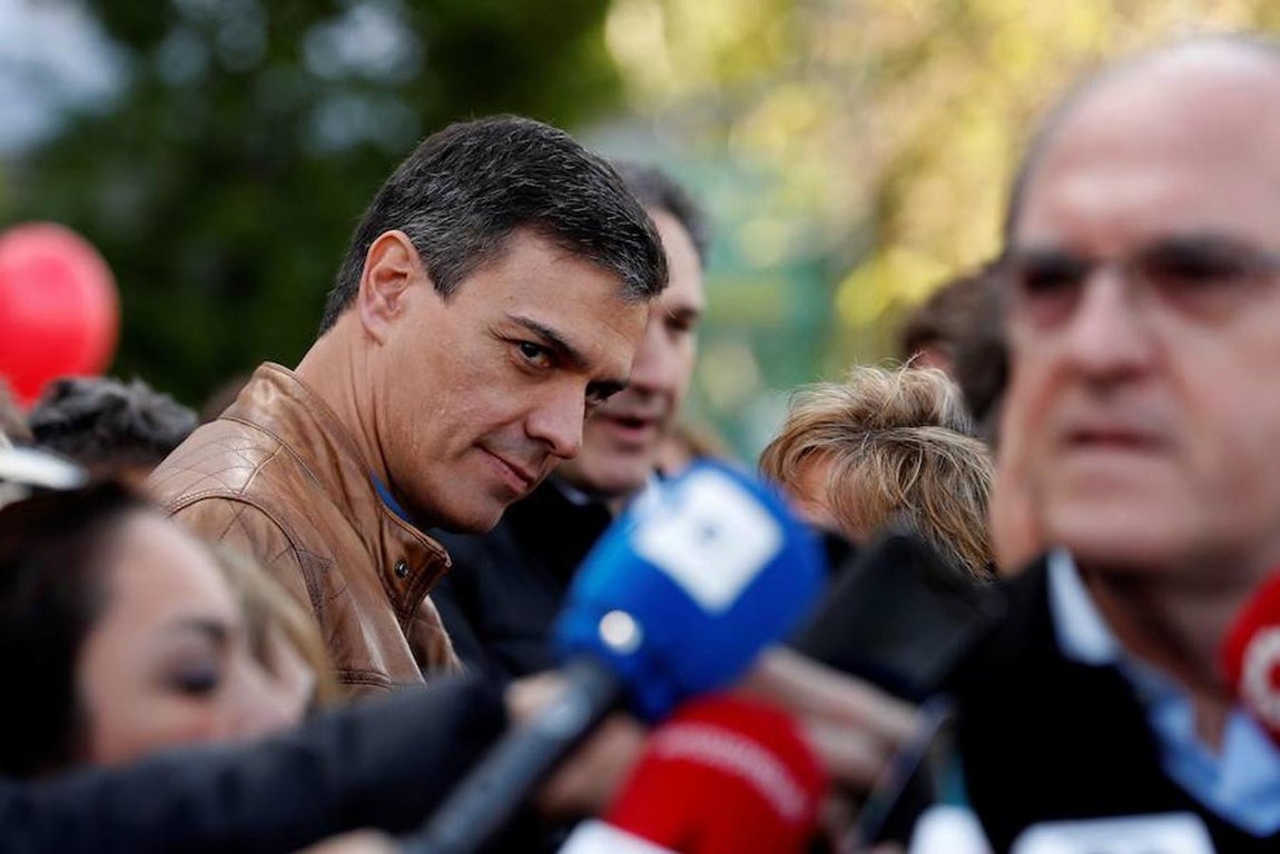 Pedro Sánchez ha coincidido con Ángel Gabilondo en la manifestación del Primero de Mayo celebrada en Madrid. 