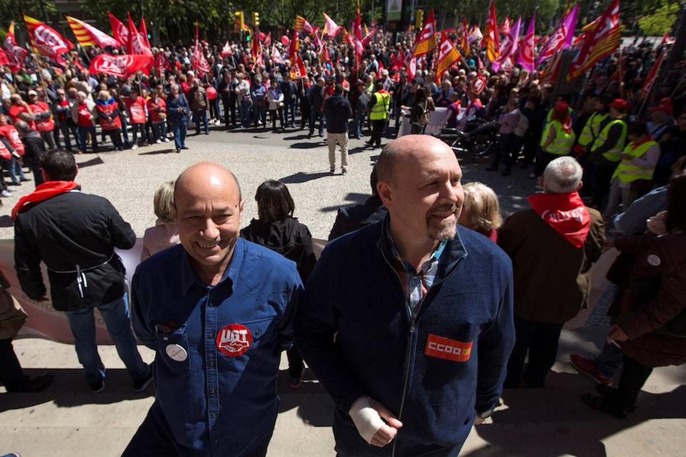 Los secretarios generales de UGT Aragón, Daniel Alastuey, y CCOO, Manuel Pina durante la manifestación del Primero de Mayo hoy en Zaragoza. 