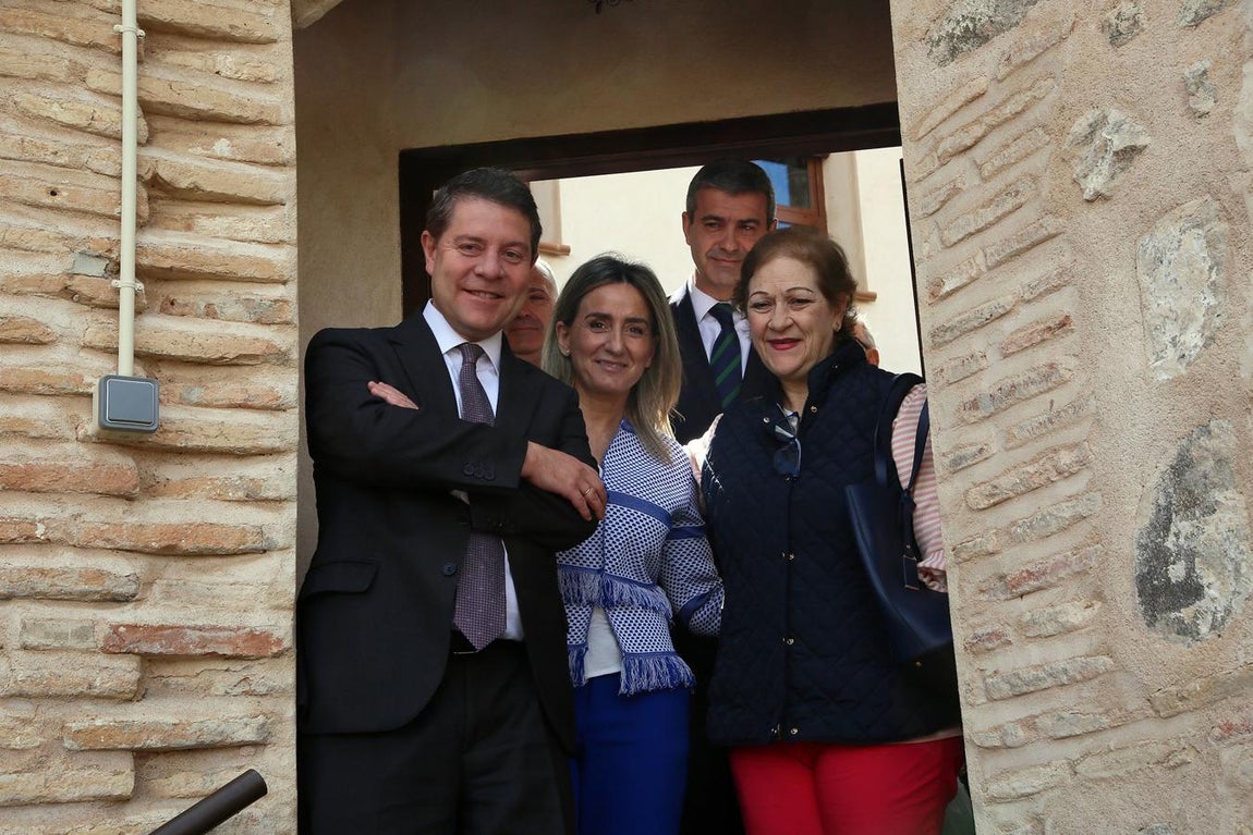 Emiliano García-Page, Milagros Tolón y Alvaro Gutiérrez, en la ermita. 