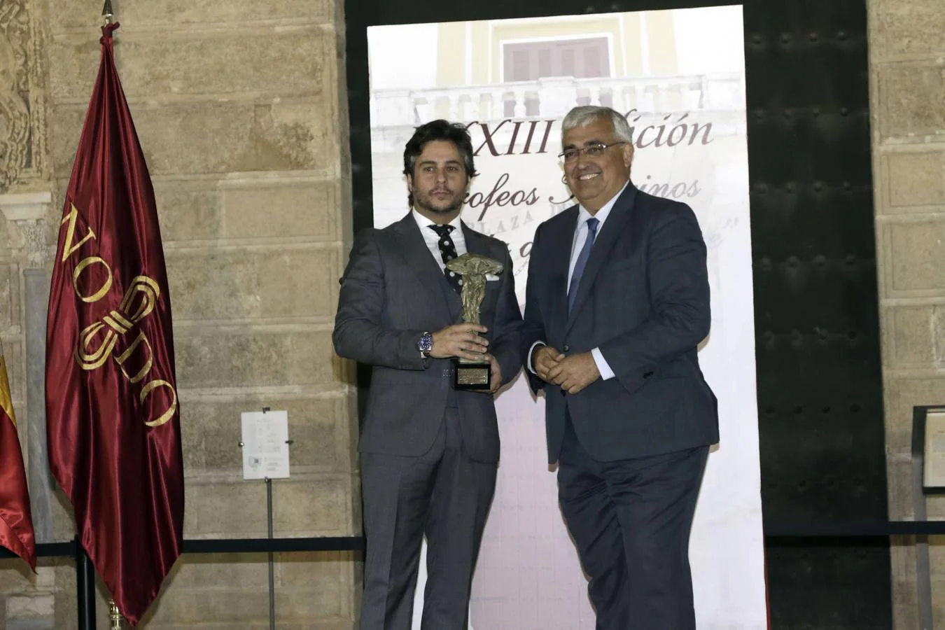 Antonio Ramírez de Arellano le entregó el premio como mejor banderillero a José Chacón