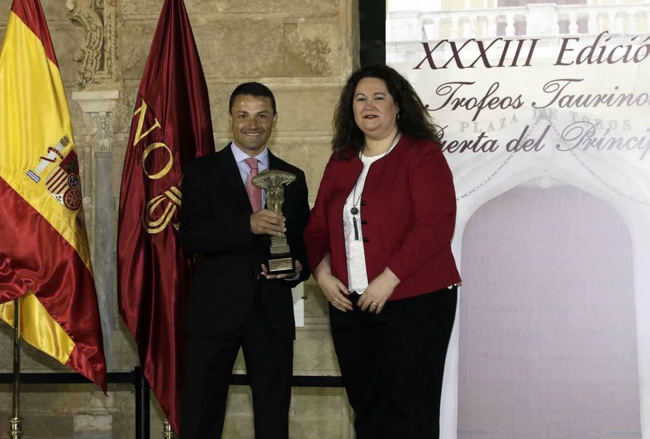 Paco María, elegido mejor picador de la Feria, recibe su trofeo de Esther Gil