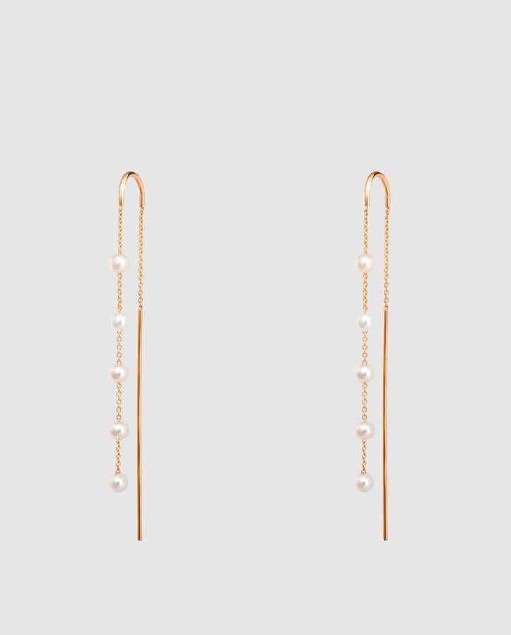 Pendientes de oro rosa y perlas. Son originales a la par que sencillos, estos pendientes llaman la atención por su cierre, que no es más que una prolongación del su cuerpo que cae hacia la cara interna de la oreja. Precio: 299 euros