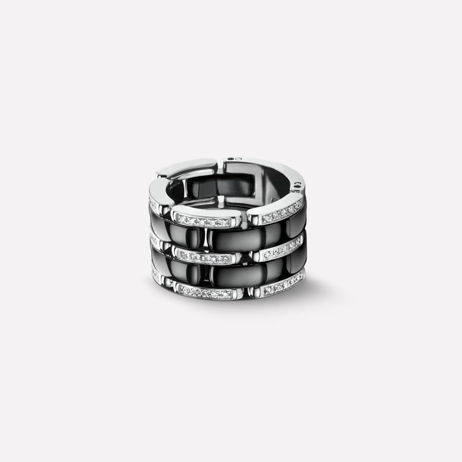 Anillo Ultra. Esta joya se inspira en el brillo de una mirada y en la fuerza de los contrastes. Lo representa con una alianza entre poderosos elementos, oro blanco de 18 quilates y cerámica negra. Precio: 2.950 euros