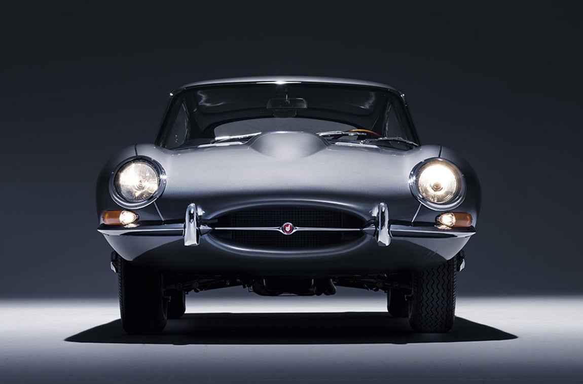 Jaguar E- Type Reborn. En marzo de 1961, el Jaguar E-Type original fue presentado en el <a href="https://www.abc.es/tmp/summum/motor/abci-coches-mas-caros-salon-ginebra-2018-201803231052_noticia.html" target="_blank">Salón de Ginebra</a>. La puesta de largo de este deportivo causó sensación entre el público y la prensa especializada y, rápidamente, se convirtió en un referente en el mundo del automóvil. Y, también, de la cultura pop, con propietarios como Steve McQueen o Brigitte Bardot. No en vano, el propio <a href="https://www.abc.es/summum/motor/abci-cinco-mejores-ferrari-historia-201803081923_noticia.html" target="_blank">Enzo Ferrari </a>llegó a decir de este modelo que era «el coche más bonito del mundo»