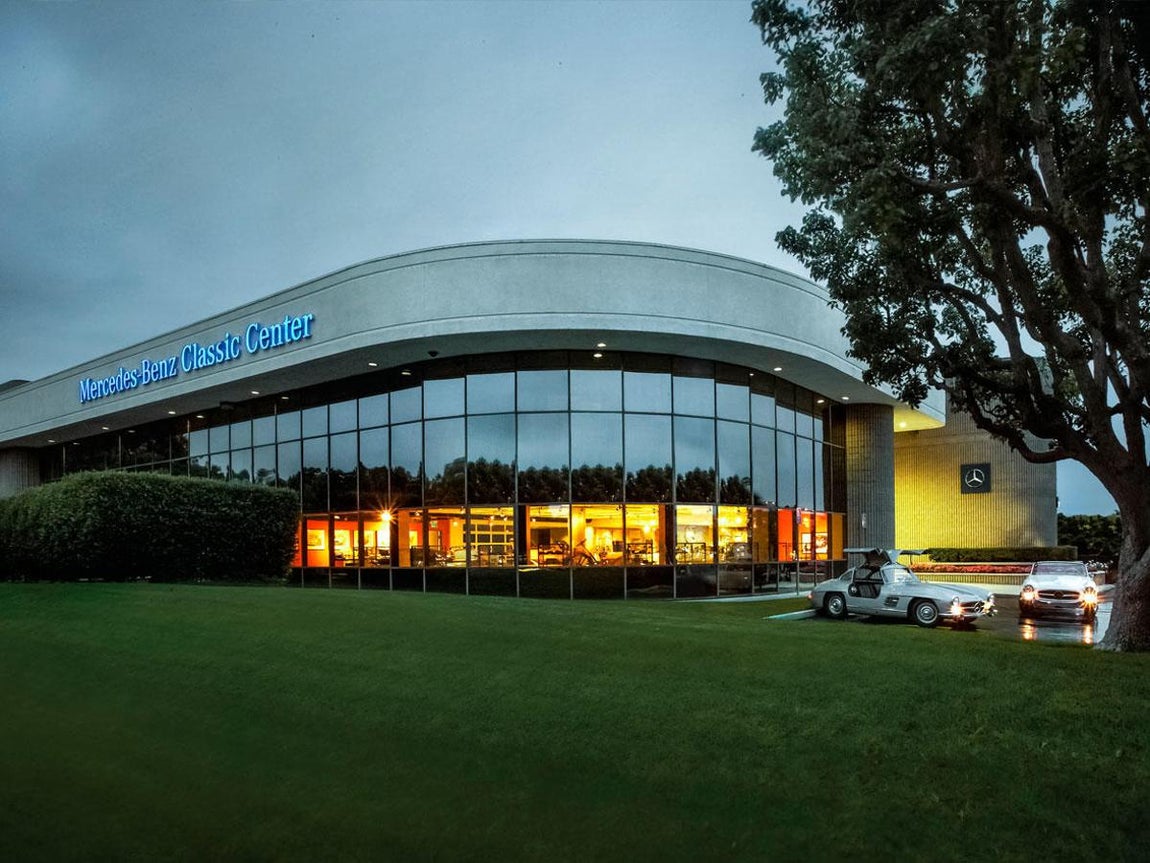 Sede de Mercedes de Irvine. La casa alemana no ha lanzado una serie de «renacidos», pero su propuesta no es menos interesante. En algunos de sus Mercedes Benz Classic Center, -como el de Stuttgart o en Irvin- además de mostrar una amplia colección de sus clásicos, cuentan con un departamento dedicado a la r
estauración de modelos antiguos