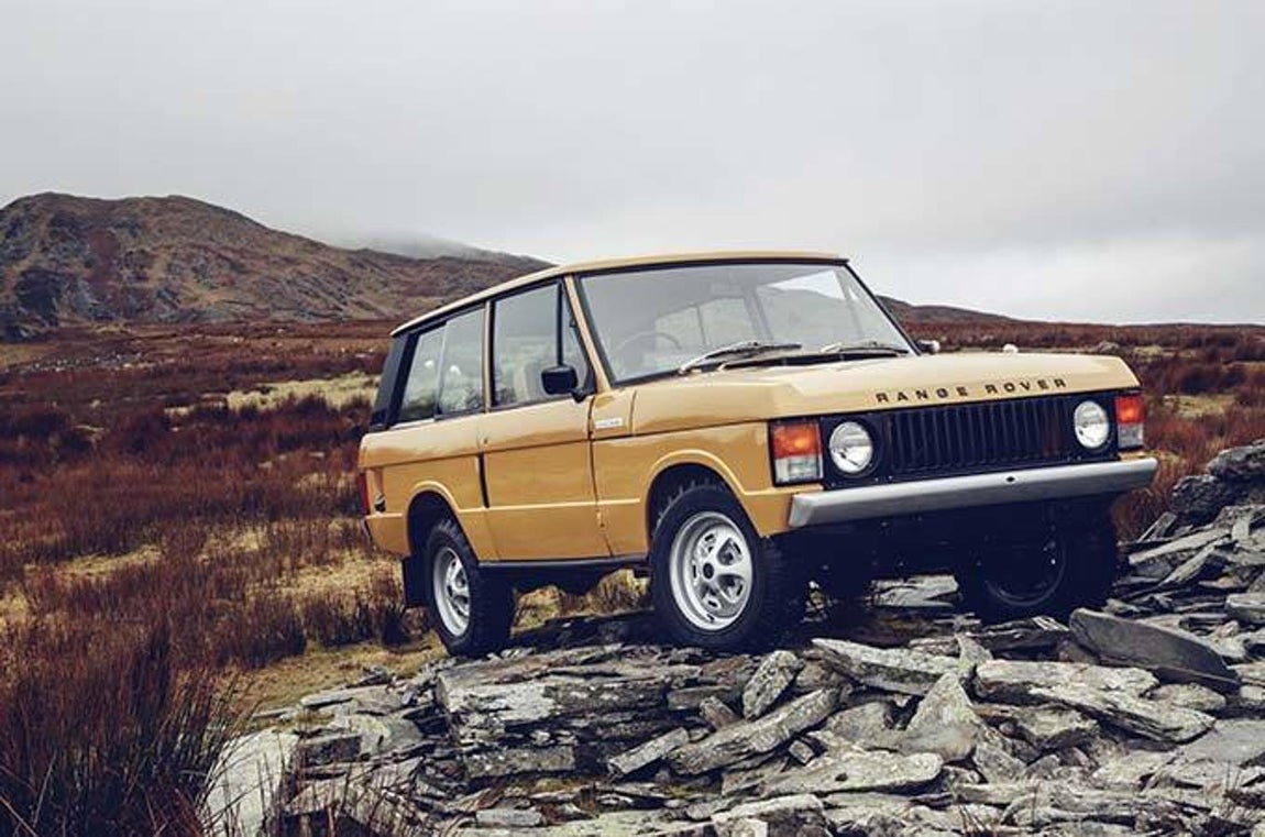 Land Rover Serie I. En la misma casa se encuentran otros dos renacidos: el Land Rover Serie I y el Range Rover Classic. Se trata de dos modelos míticos, con medio siglo de historia a sus espaldas. El primero comenzó a producirse en 1948 y el segundo, en 1970. Y, precisamente ese es el lujo que venden: conducir un fragmento de la historia de la marca.Para poner estos modelos originales de nuevo a la venta, Land Rover los recupera -del Classic tan solo están disponibles diez Reborn-, les realiza un exhaustivo análisis, los desmonta, intenta restaurar todas sus partes con la técnicas originales y solamente sustituye aquellas que son irrecuperables