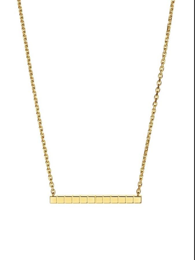 Collar Ice Cube Pure. Esta colección se inspira en la gélida simetría de los cubitos de hielo. La pieza de la imagen, en concreto, está hecha en oro amarillo de 18 quilates. Precio: 1.430 euros