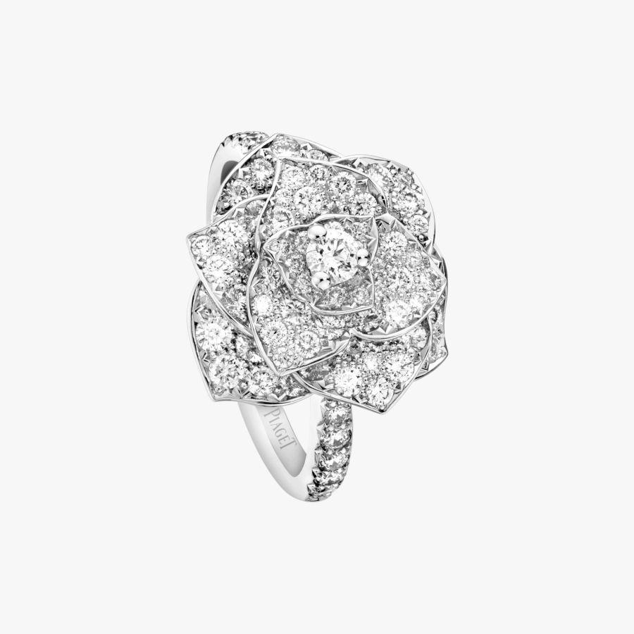 Anillo de Rosa. El anillo que causó furor en los Globos de Oro es uno de los pesos pesados de esta casa joyera. Está hecho en oro blanco de 18 quilates y lleva engastados 98 diamantes de talla brillante. Precio: 11.300 euros