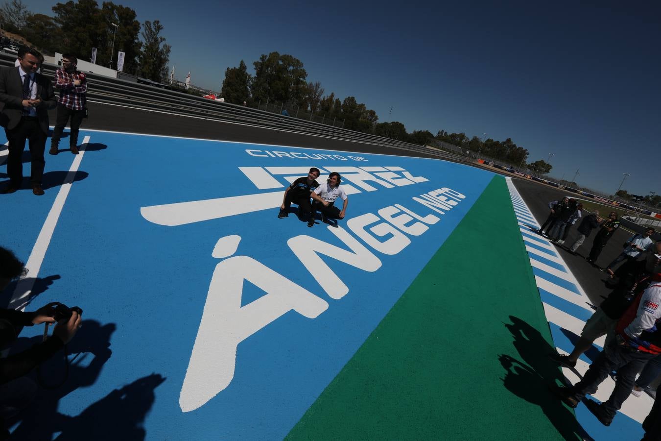 IMÁGENES de la nueva escultura del Circuito de Jerez en recuerdo de Ángel Nieto