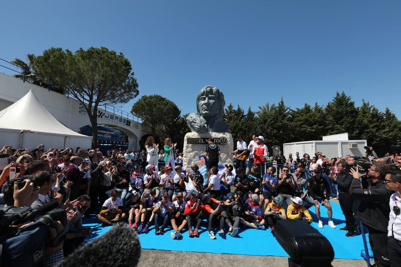 IMÁGENES de la nueva escultura del Circuito de Jerez en recuerdo de Ángel Nieto