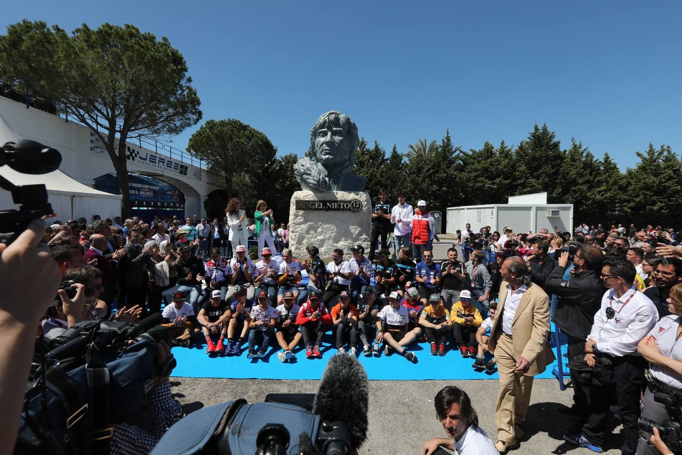 IMÁGENES de la nueva escultura del Circuito de Jerez en recuerdo de Ángel Nieto