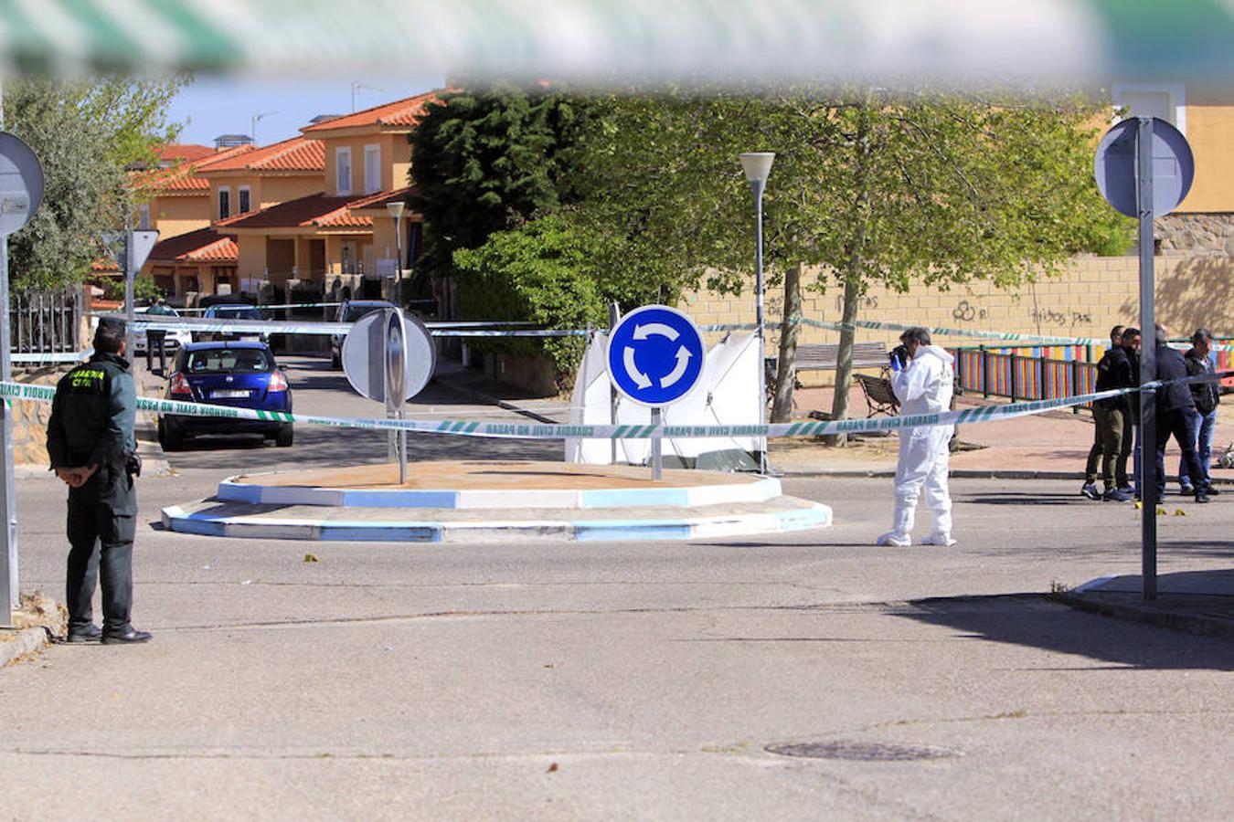 Un guardia civil vestido con un mono blanco fotografía la rotonda donde ocurrió el crimen