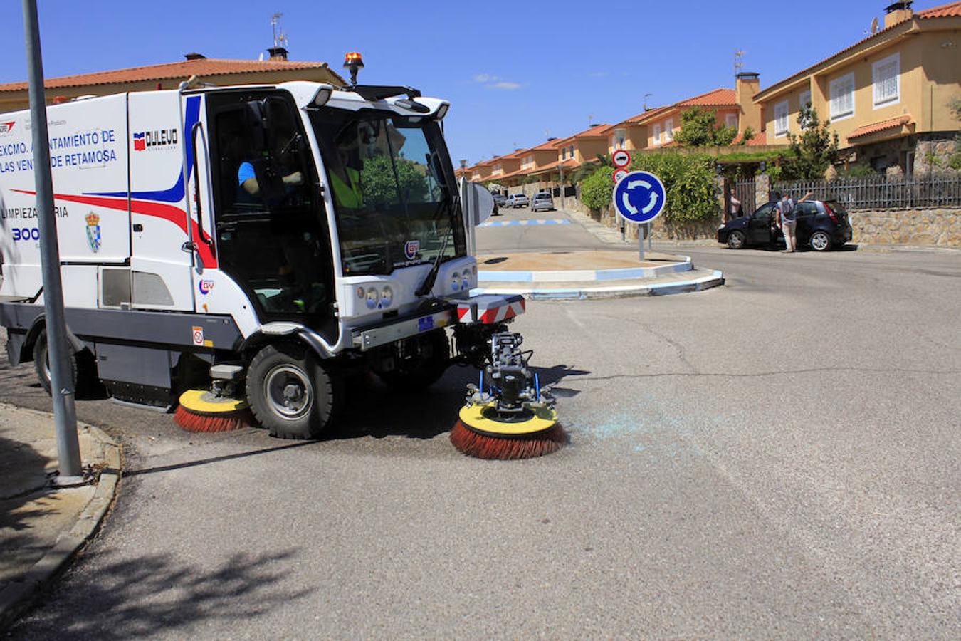 Una máquina barredora limpia los cristales de la ventanilla esparcidos por la calle