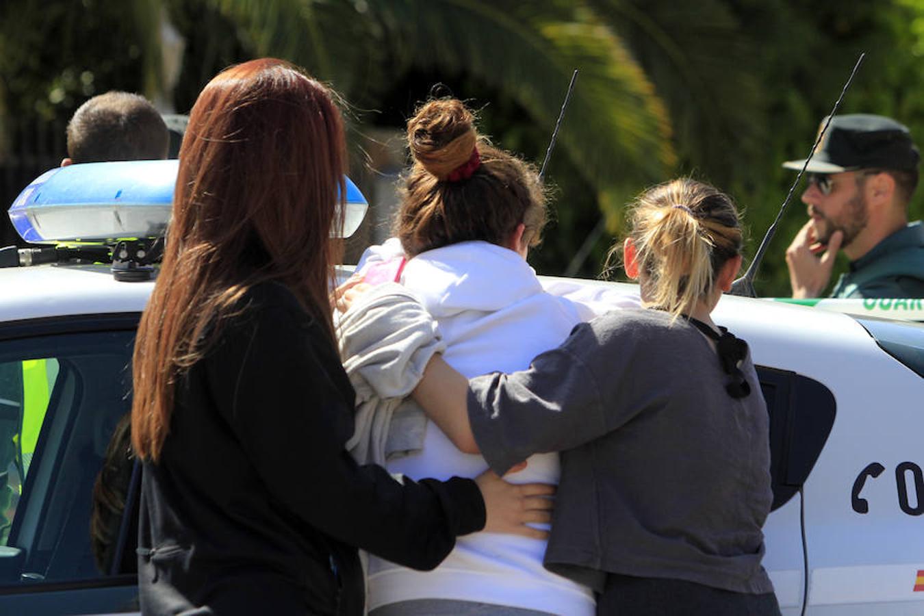 La hija mayor de Mercedes, en el centro, llora la muerte de su madre