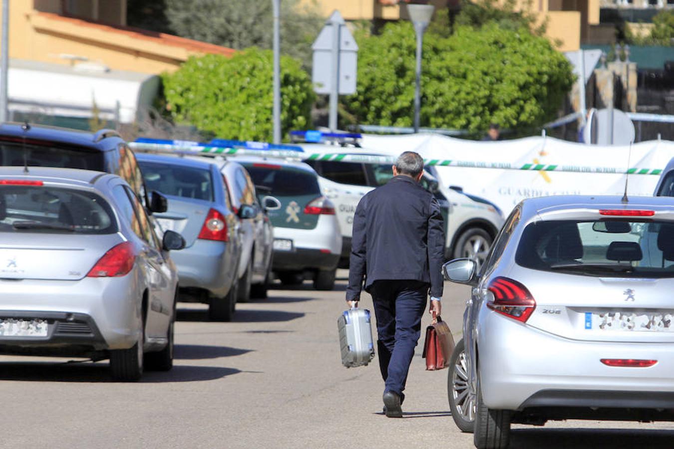 Un miembro de la comisión judicial llega al lugar del crimen, al fondo