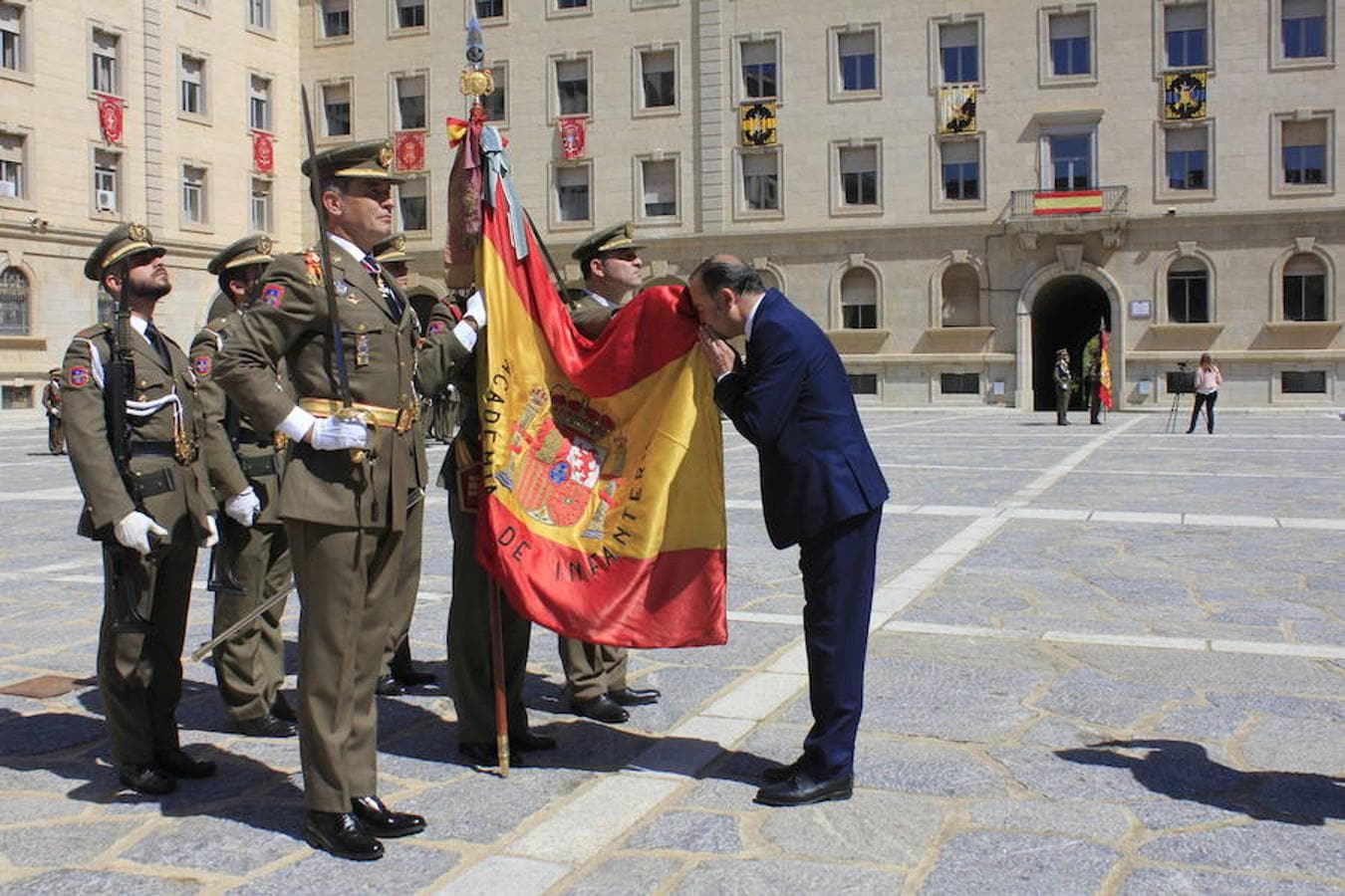 Jura de bandera de personal civil en Toledo
