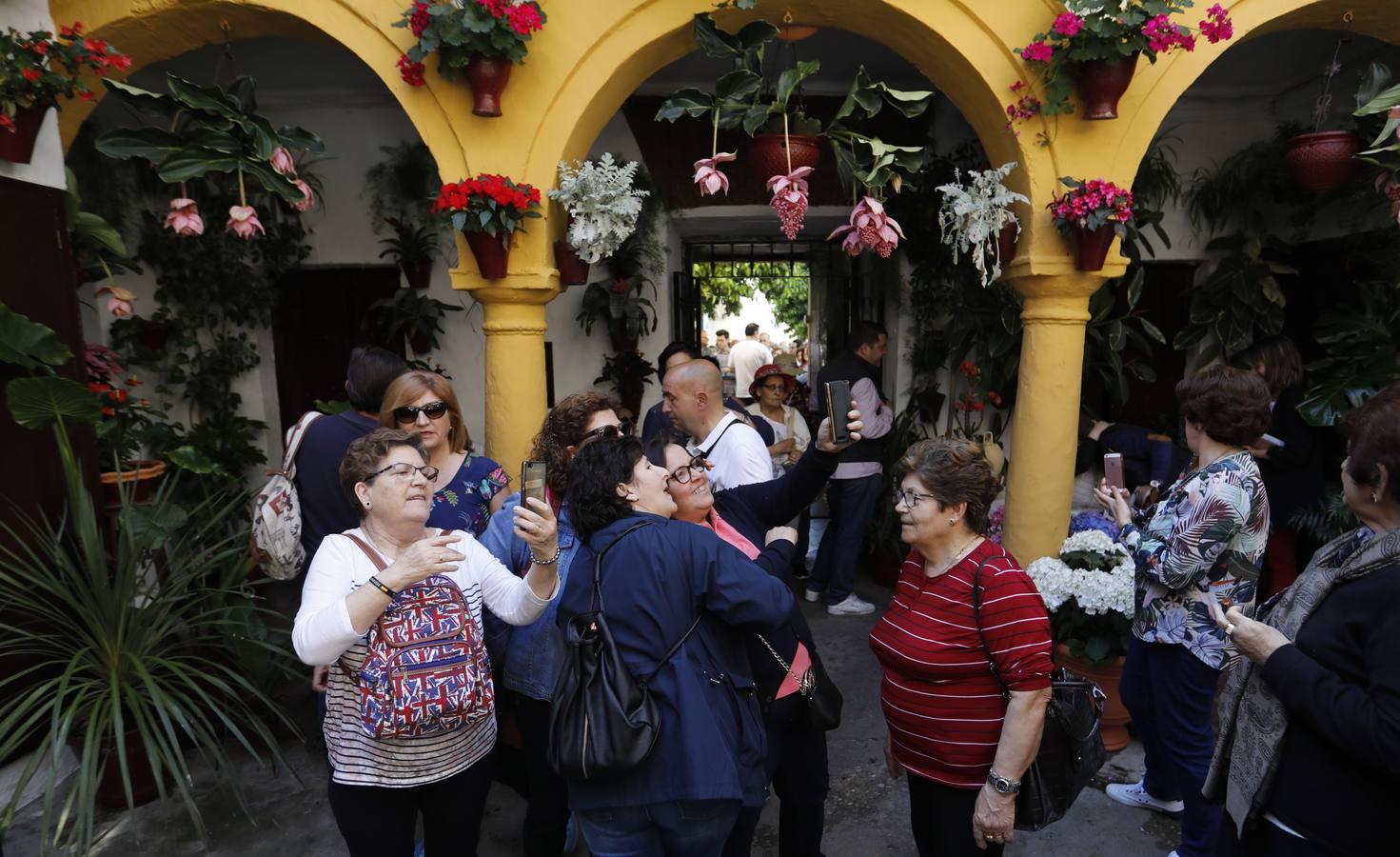 Las colas del primer fin de semana de los Patios de Córdoba de 2018, en imágenes