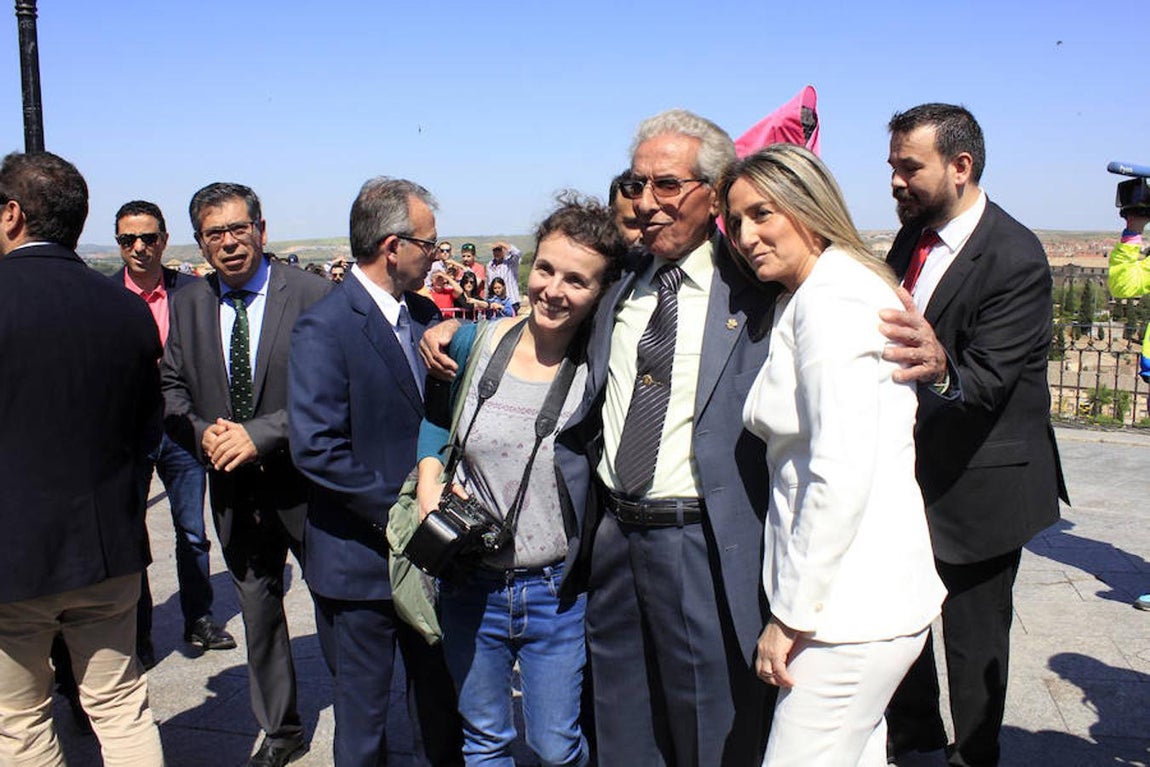 La reportera gráfica Rebeca Arango, Bahamontes y la alcaldesa de Toledo