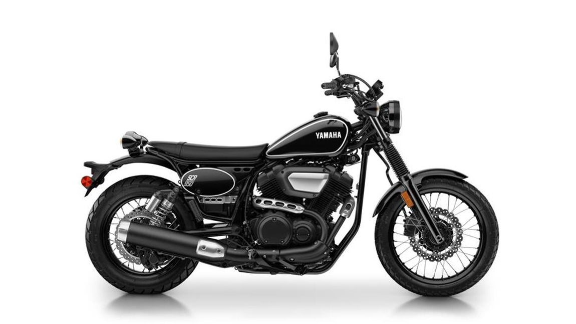 Yamaha SCR950. Una de las motos más populares del mundo con diseño custom es la SCR950 de la marca de los diapasones. La Yamaha SCR950 presume de ser una de las scrambler más dinámicas, gracias al diseño de su chasis y su motor de dos cilindros en uve de 942 centímetros cúbicos. Esta mecánica desarrolla 54,3 caballos muy voluntariosos