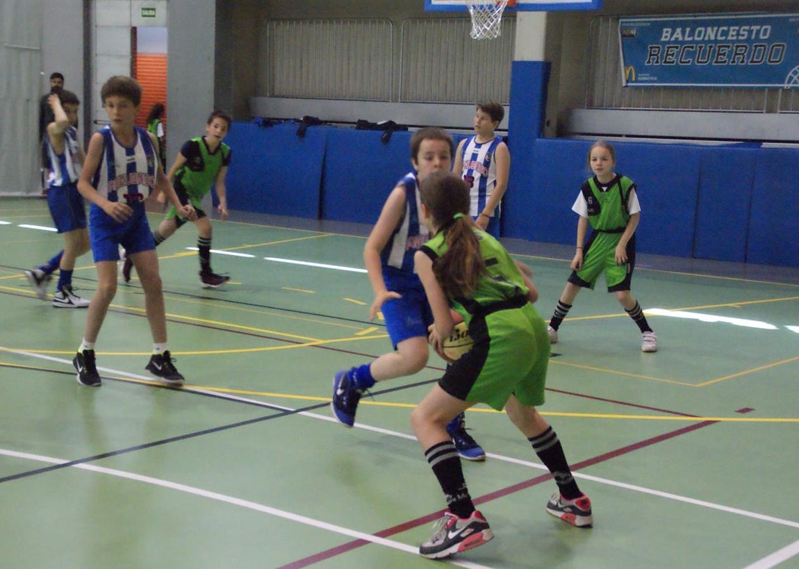 Las mejores imágenes del partido de baloncesto alevín masculino entre Ntra. Sra. Recuerdo y Sagrada Familia Jorge Juan