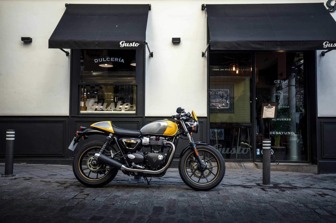 Triumph Street Cup. Equipan el famoso motor Bonneville de 900cc y dos cilindros, esta mecánica presenta una potenciamáxima de 55 CV. Incorpora la última tecnología como el acelerador electrónico, el control de tracción desconectarle, el sistema ABS y embrague asistido