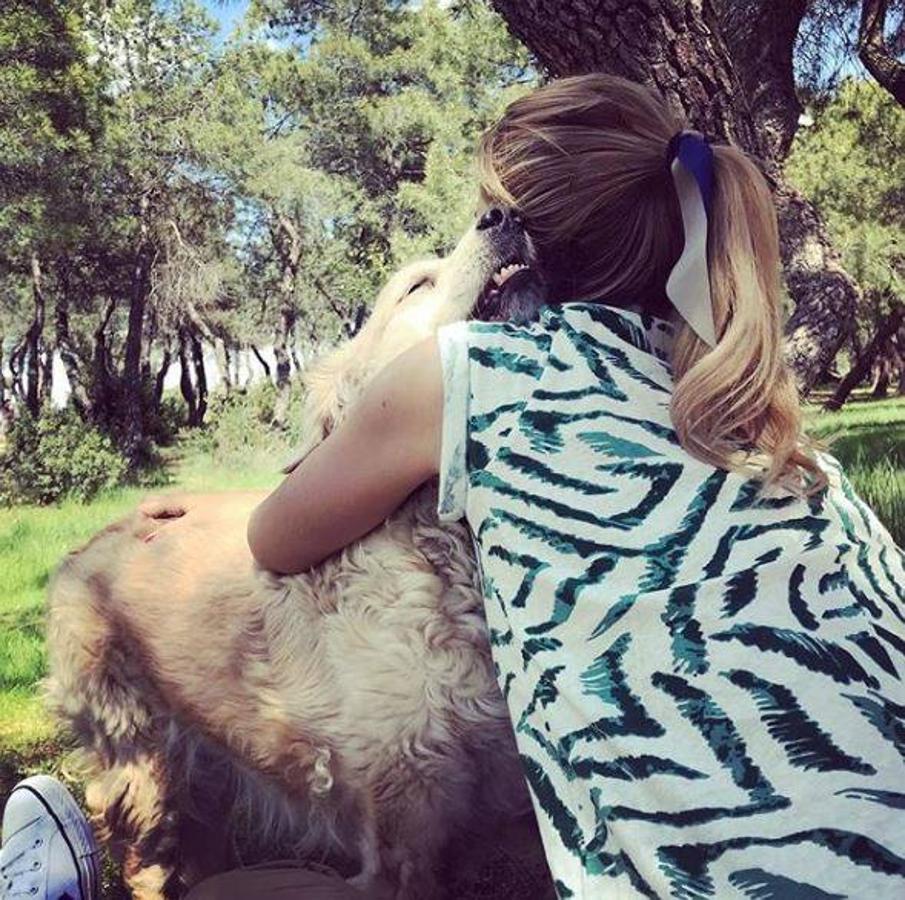 Alba Carrillo saca su lado más cariñoso con su mascota. 