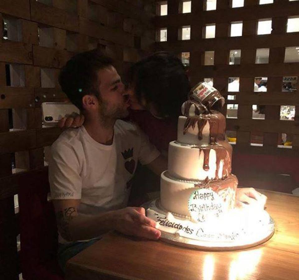 Cesc Fábregas celebra su cumpleaños junto a su futura mujer, Daniella Semaan. 