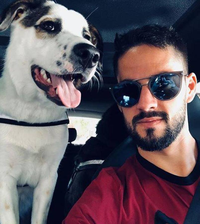 Isco Alarcón posa junto a Drama, el perro que comparte con Sara Sálamo. 