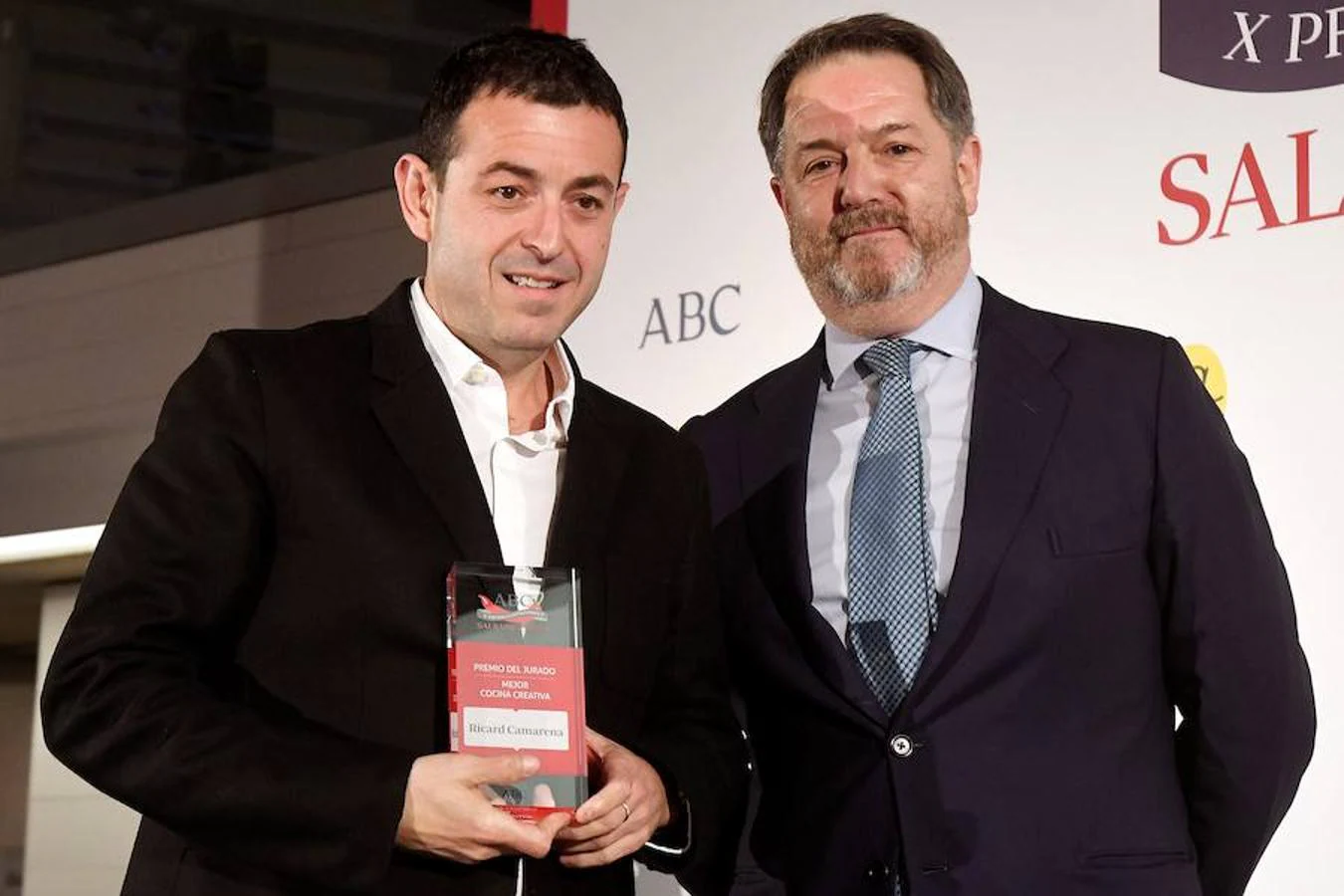 El director de ABC, Bieto Rubido, entrega el premio a Richard Camarena. 