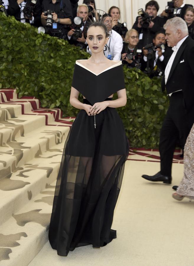 Lily Collins. La actriz lució uno de los looks más comentados de la noche, tanto su indumentaria como su poderoso maquillage hacían un guiño a la Vírgen de los Dolores. Lucía joyas de Clare Waight Keller y Cartier y un rosario de Rosary Beads