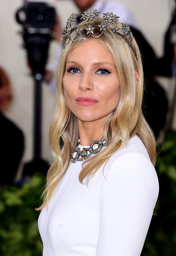 Sienna Miller. Tanto las tiaras como el collar de de la actriz están hechos con diamantes envejecidos y son obra de Fred Leighton