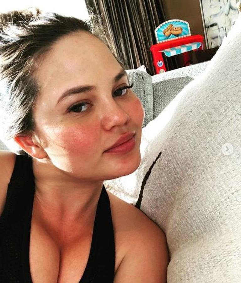 Chrisy Teigen no pudo acudir a la gala MET por su avanzado estado de gestación. 