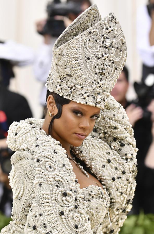 Rihanna. La polifacética cantante fue la papisa del evento, lucía joyas de Clare Waight y Cartier