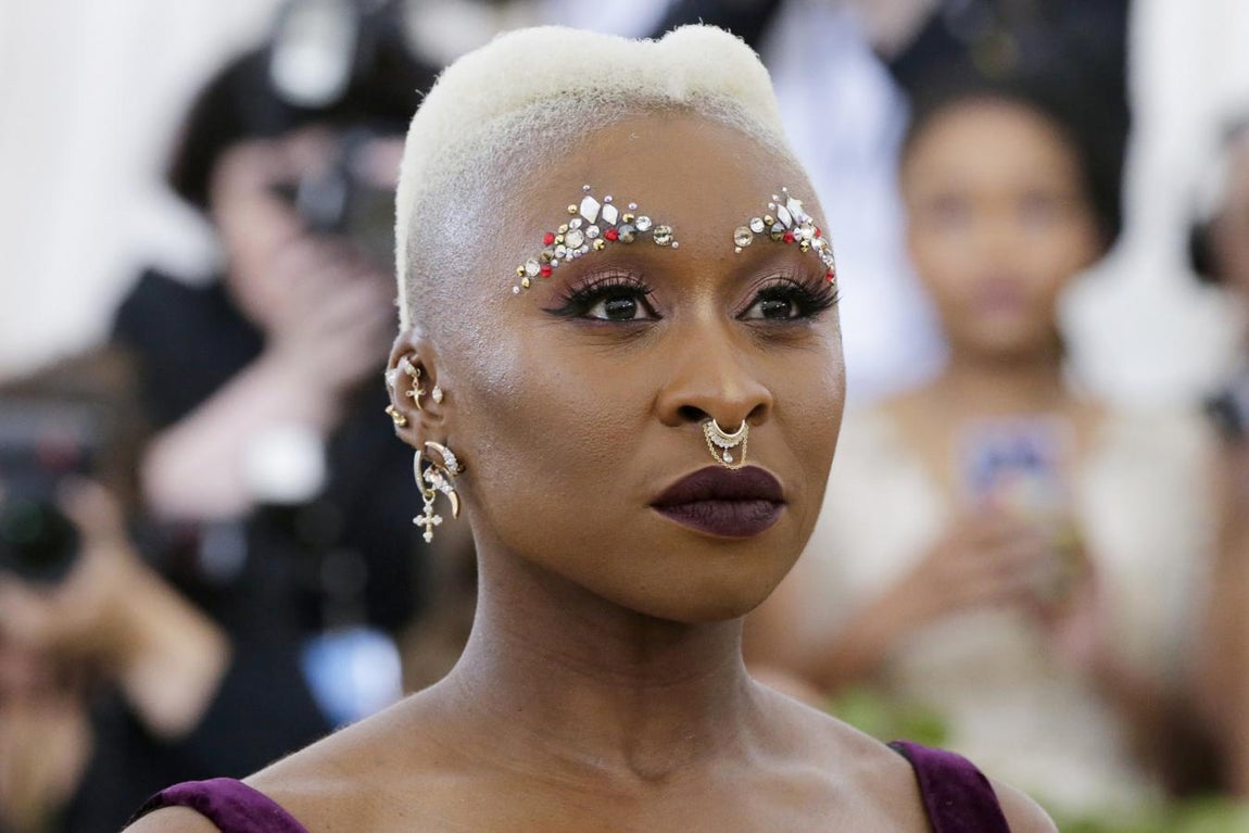 Cynthia Erivo. La actriz optó por hacer de sí misma una joya. Su vestuario púrpura se armonizó con joyas incrustas en su cuerpo. Las más llamativas eran los diamantes de fantasía incrustadas en los arcos de sus cejas