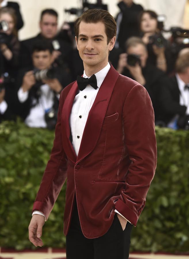 Andrew Garfield. El actor apostó por un elegante lool de Tom Ford con americana roja de terciopelo.