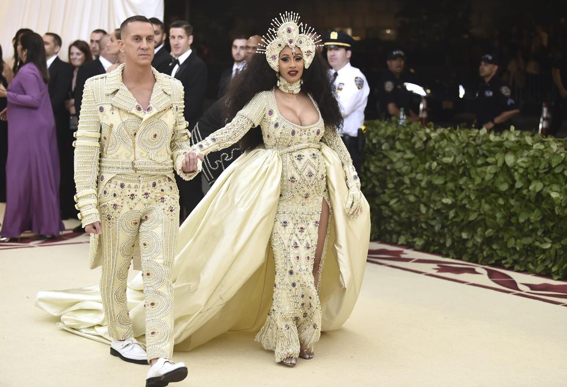 Jeremy Scott. El diseñador acompaño sobre la alfombra a la rapera Cardi B, ambos conjuntados de Moschino.