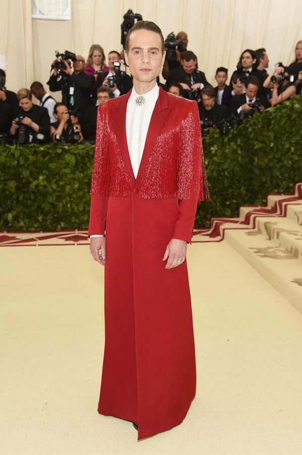 Jordan Roth. Apostó por el rojo con un estilismo inspirado en el atuendo de los cardenales. Con camisa blanca y broche en el cuello, su abrigo rojo de Givenchy con flecos en los hombros fue otra de las llamativas opciones masculinas de la noche.
