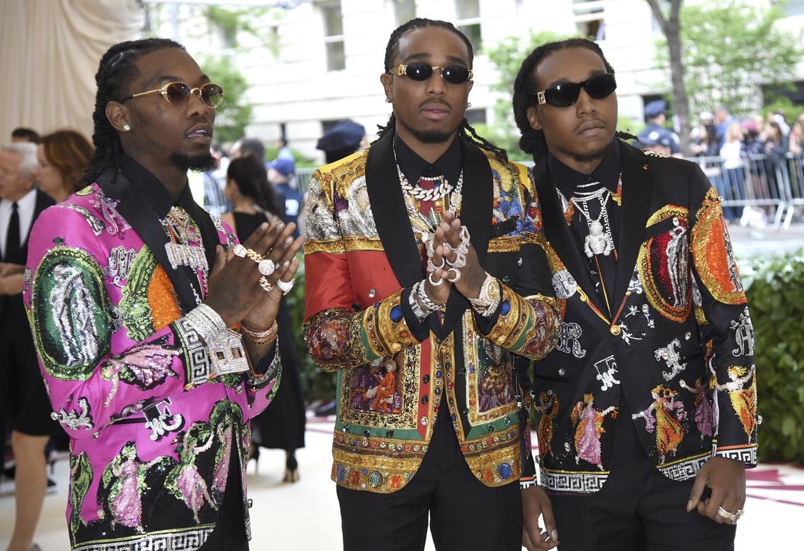 Migos. Quavo, Offset y Takeoff, componentes de Migos escogieron chaquetas con bordados de motivos religiosos de Versace