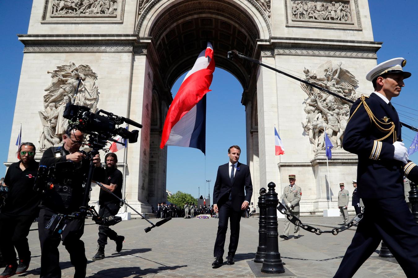 El presidente de Francia, Emmanuel Macron, junto al Arco del Triunfo. 