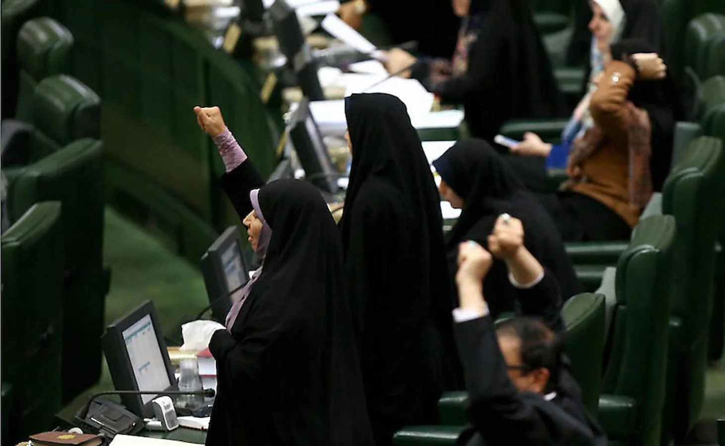 Los ultraconservadores iraníes queman banderas de EE.UU. y gritan «¡Muerte a América!»