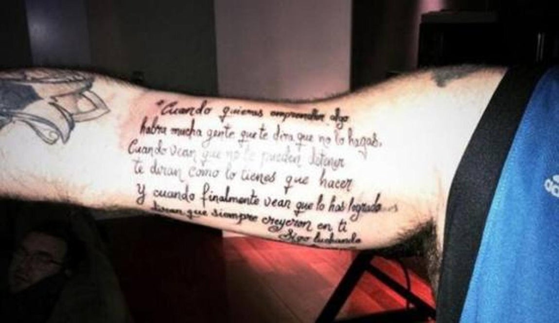 Kiko Rivera. Al margen del contenido de la frase, en el párrafo que se tatuó el hijo de Isabel Pantoja en el antebrazo se encuentran hasta cinco faltas de ortografía –faltan cinco tildes– y se echan en falta varias comas a lo largo de las frases
