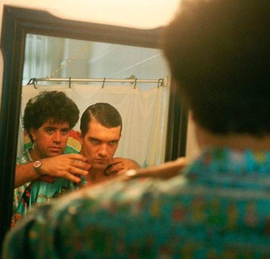 Antonio Banderas. El actor malagueño recuerda hoy la película «La ley del Deseo» con una foto junto al director calzadeño Pedro Almodovar