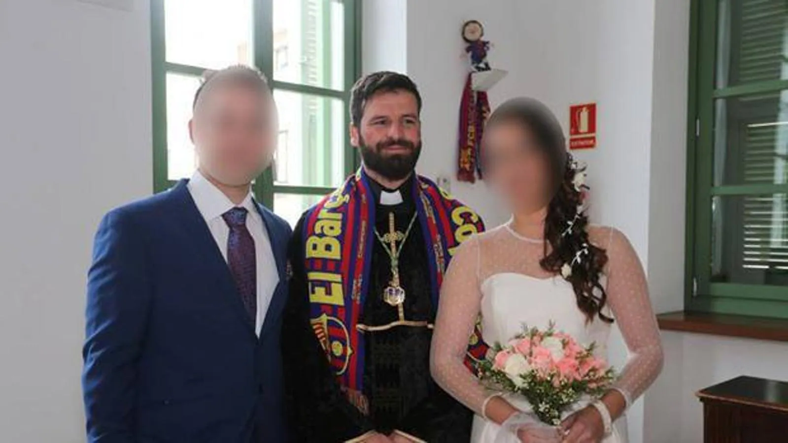 Un concejal de Podemos oficia una boda civil vestido de sacerdote y con una bufanda del Barcelona F.C. en Jaén en marzo de 2017. 